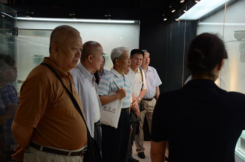 广东古董文化研究会会长伊有成等参观访问博物馆