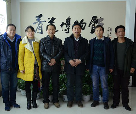 郑州国际会展中心公关部经理樊国杰参观青瓷博物馆